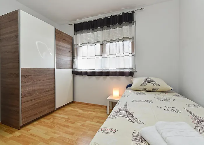 Dani 2333 アパート プーラ