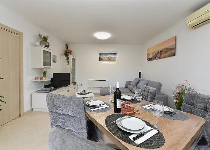 アパート Dani 2333 プーラ